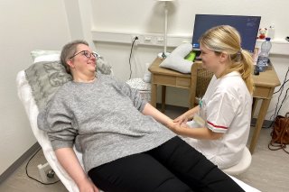 Lauriane Mazotti, psycho-socio-esthéticienne à l'hôpital de Sion, propose un massage des mains à sa patiente Nathalie Bétrisey.